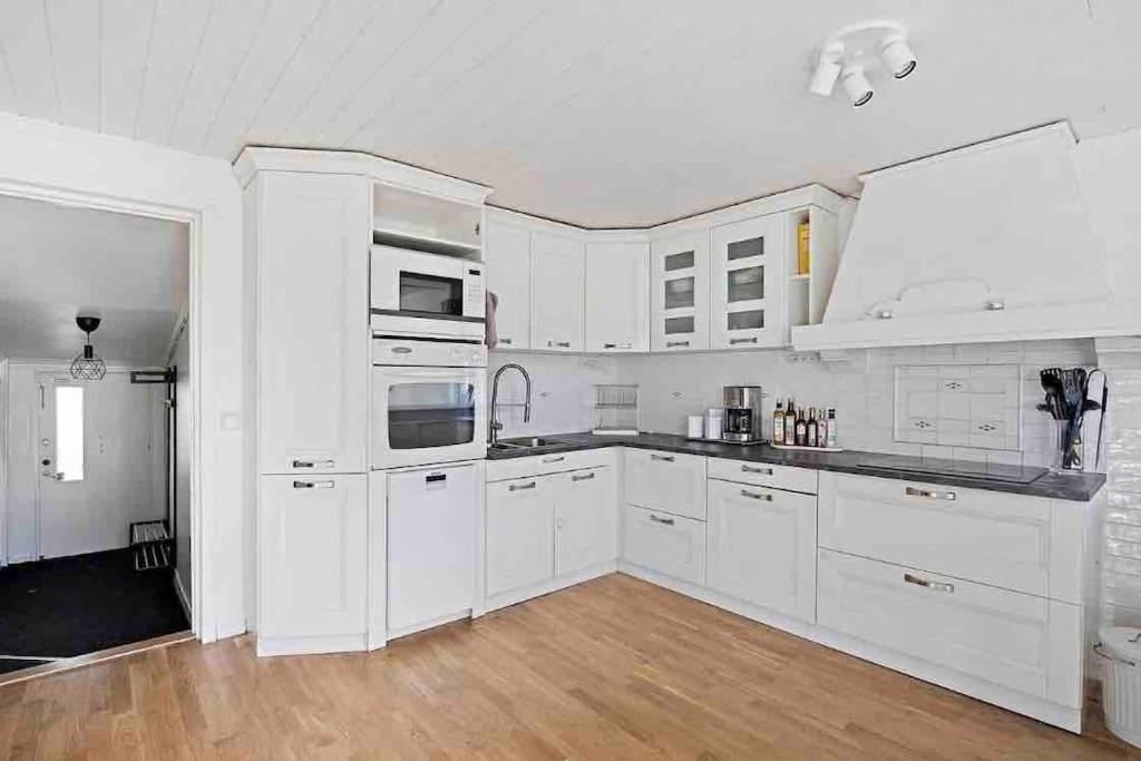 Mysigt Hus Med Natur & Jacuzzi I Olofstorp Gothenburg Bagian luar foto