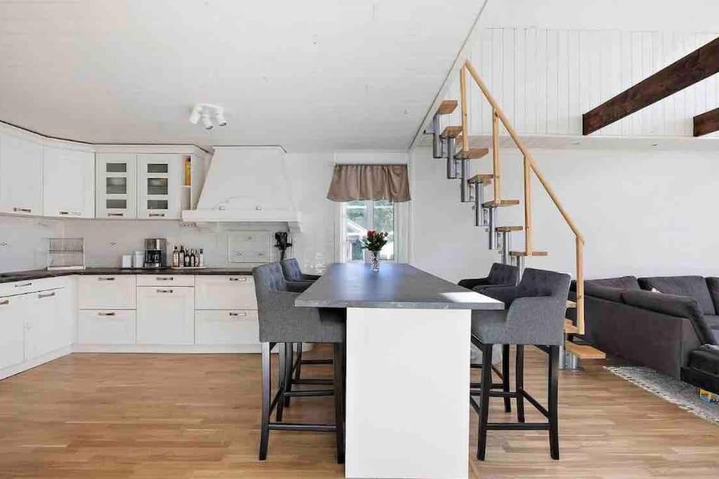 Mysigt Hus Med Natur & Jacuzzi I Olofstorp Gothenburg Bagian luar foto