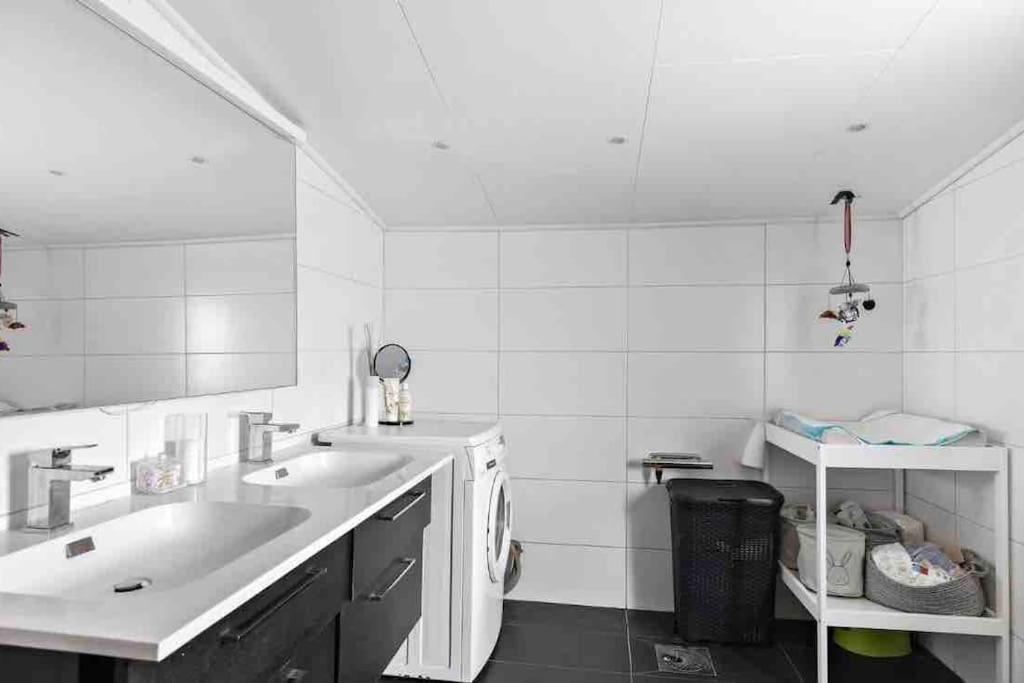 Mysigt Hus Med Natur & Jacuzzi I Olofstorp Gothenburg Bagian luar foto